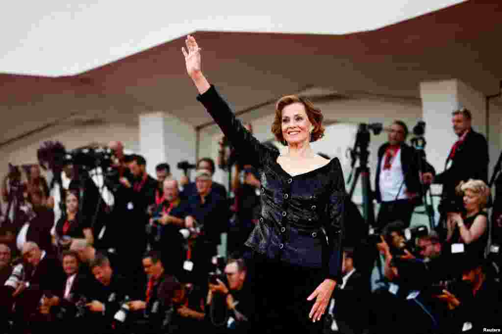 Sigourney Weaver posa en la alfombra roja durante la ceremonia de apertura del 81º Festival de Cine de Venecia.