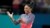 Simone Biles, dari Amerika Serikat, merayakan keberhasilannya dalam final senam lantai individu senam artistik putri di Bercy Arena, Paris, Prancis pada Olimpiade Musim Panas 2024, Senin, 5 Agustus 2024. (Charlie Riedel/AP)