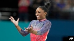 Simone Biles, dari Amerika Serikat, merayakan keberhasilannya dalam final senam lantai individu senam artistik putri di Bercy Arena, Paris, Prancis pada Olimpiade Musim Panas 2024, Senin, 5 Agustus 2024. (Charlie Riedel/AP)