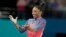 Simone Biles, dari Amerika Serikat, merayakan keberhasilannya dalam final senam lantai individu senam artistik putri di Bercy Arena, Paris, Prancis pada Olimpiade Musim Panas 2024, Senin, 5 Agustus 2024. (Charlie Riedel/AP)