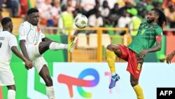 Mohamed Bayo et Andre-Frank Anguissa lors du match de football du groupe C de la coupe d'Afrique des Nations (CAN) 2024, le 15 janvier 2024.