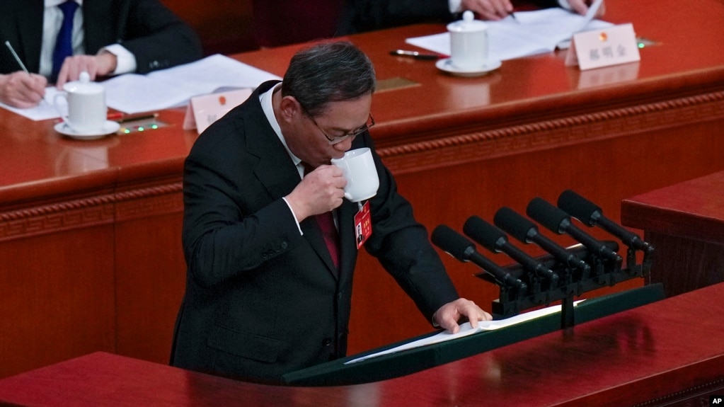 中国总理李强在北京人大会堂举行的全国人大会议开幕式上讲话。(2024年3月5日)