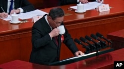 中国总理李强在北京人大会堂举行的全国人大会议开幕式上讲话。（2024年3月5日）