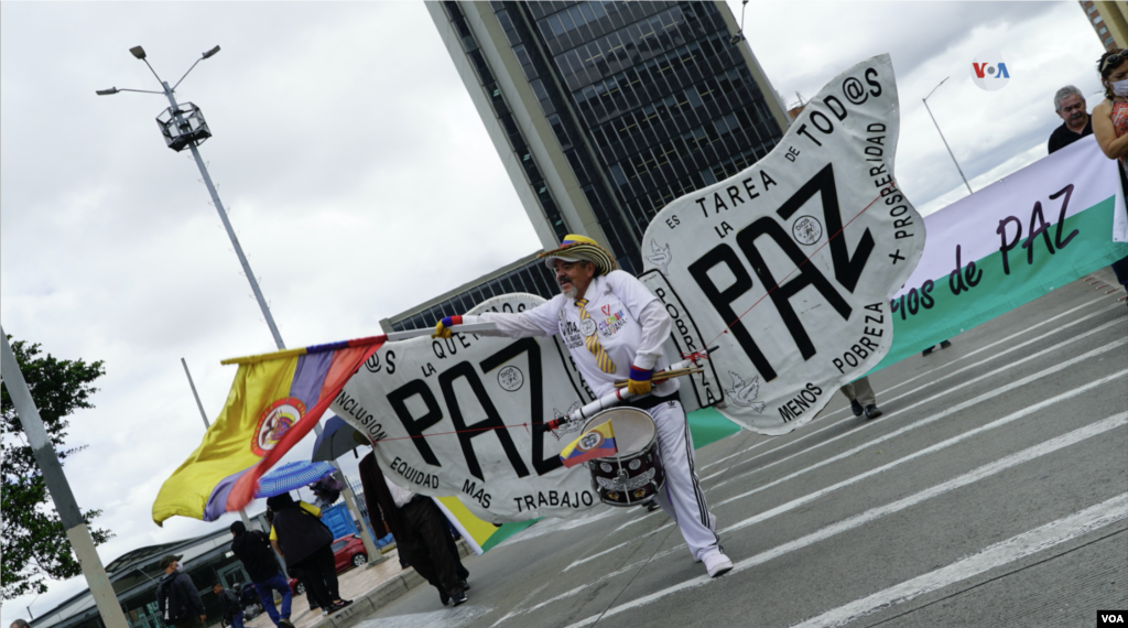 Centrales obreras, sindicatos de trabajadores, estudiantes, profesores y diversos sectores se reunieron en diferentes sitios del país con letreros en apoyo a las reformas propuestas por Petro.