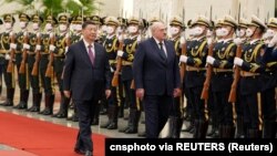 Presiden China Xi Jinping dan Presiden Belarus Alexander Lukashenko pada upacara penyambutan di Aula Besar Rakyat di Beijing, China, 1 Maret 2023. (Foto: cnsphoto via REUTERS)