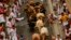 Banteng adu La Palmosilla berlari di antara orang-orang yang bersuka ria pada hari pertama lari bersama banteng selama festival San Fermin di Pamplona, Spanyol.