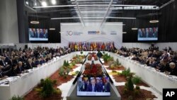 Sidang pleno pertemuan Dewan Menteri OSCE (Organisasi untuk Keamanan dan Kerja Sama di Eropa), di Skopje, Makedonia Utara, Kamis, 30 November 2023. (AP/Boris Grdanoski)