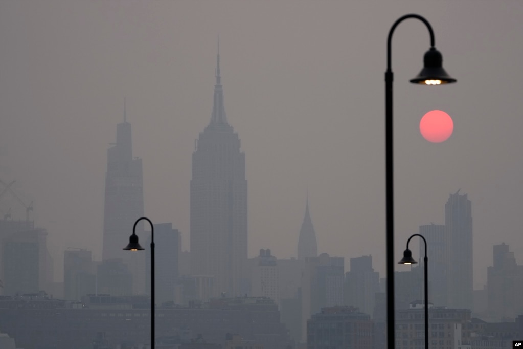 El cielo, que lucía despejado por la llegada de la inminente llegada del verano, ahora tiene un color ocre y amarillento. [Foto: AP]