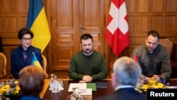 Presiden Ukraina Volodymyr Zelenskiy, Dubes Ukraina untuk Swiss Iryna Venediktova, dan Kepala Kantor Kepresidenan Ukraina bertemu Presiden Dewan Nasional Swiss Eric Nussbaumer dan Presiden Dewan Negara Eva Herzog, di Bern, Swiss, 15 Januari 2024. (Foto: Pool via REUTERS)