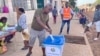 Eleitor coloca seu voto na urna, Bissau, Guiné-Bissau, 4 Junho 2023