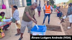 Eleitor coloca seu voto na urna, Bissau, Guiné-Bissau, 4 Junho 2023