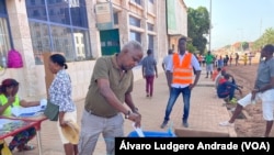 Eleitor coloca seu voto na urna, Bissau, Guiné-Bissau, 4 Junho 2023