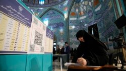 Seorang perempuan mengenakan hijab sedang mengisi surat suara di tempat pemungutan suara di Tehran, Iran, 1 Maret 2024. (Foto: Vahid Salemi/AP Photo)