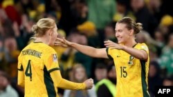 Les Australiennes Clare Hunt et Clare Polkinghorne célèbrent leur victoire contre l'Irlande , Sydney, le 20 juillet 2023.