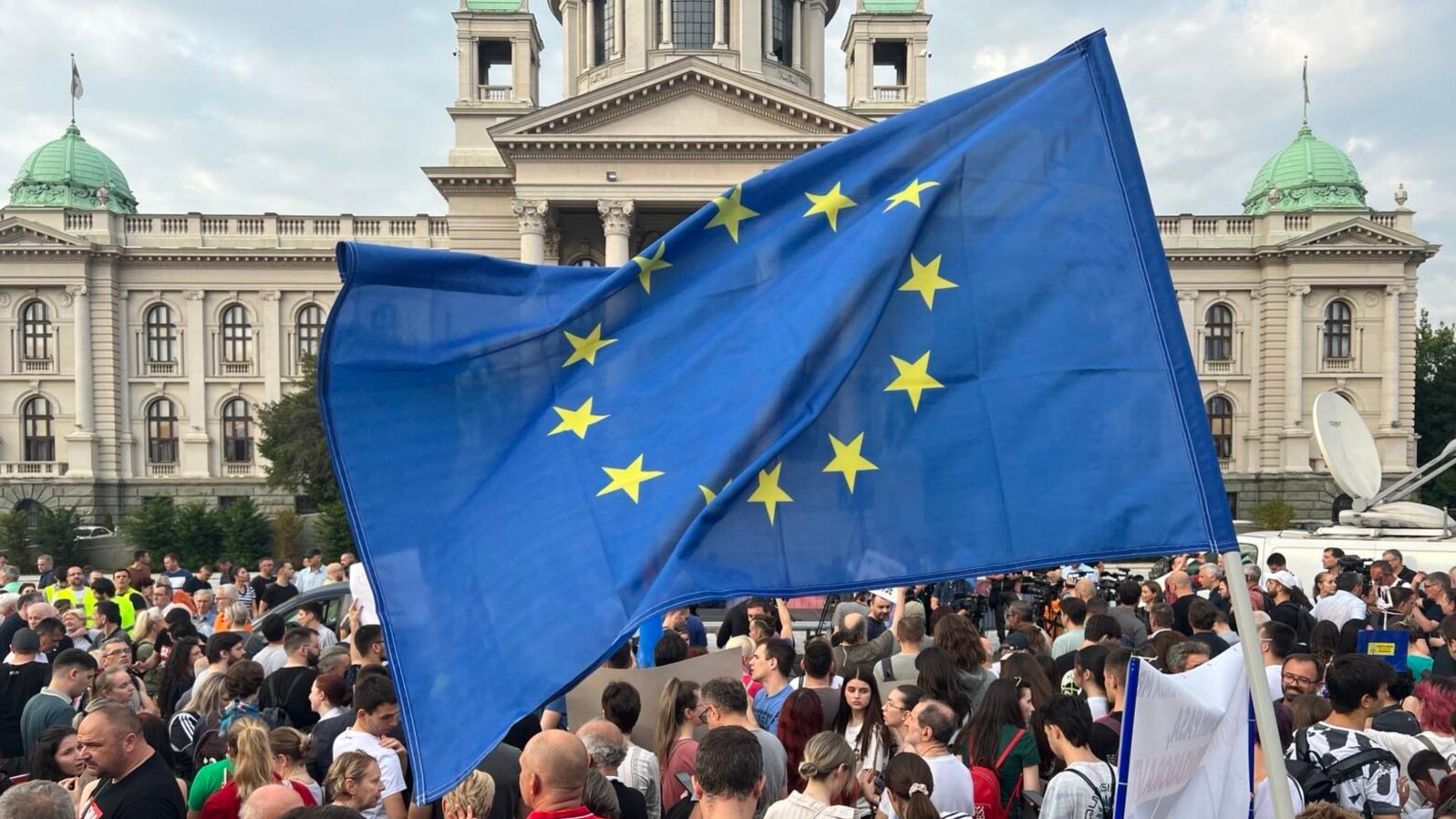 Osmi skup "Srbija protiv nasilja", ispred Skupštine Srbije, 24. juna 2023. (Foto: Glas Amerike/Rade Ranković)