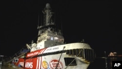 2024年3月8日，这艘属于“张开双臂”援助组织的船只停靠在塞浦路斯拉纳卡港，准备将约200吨大米和面粉直接运送到加沙。（美联社照片）