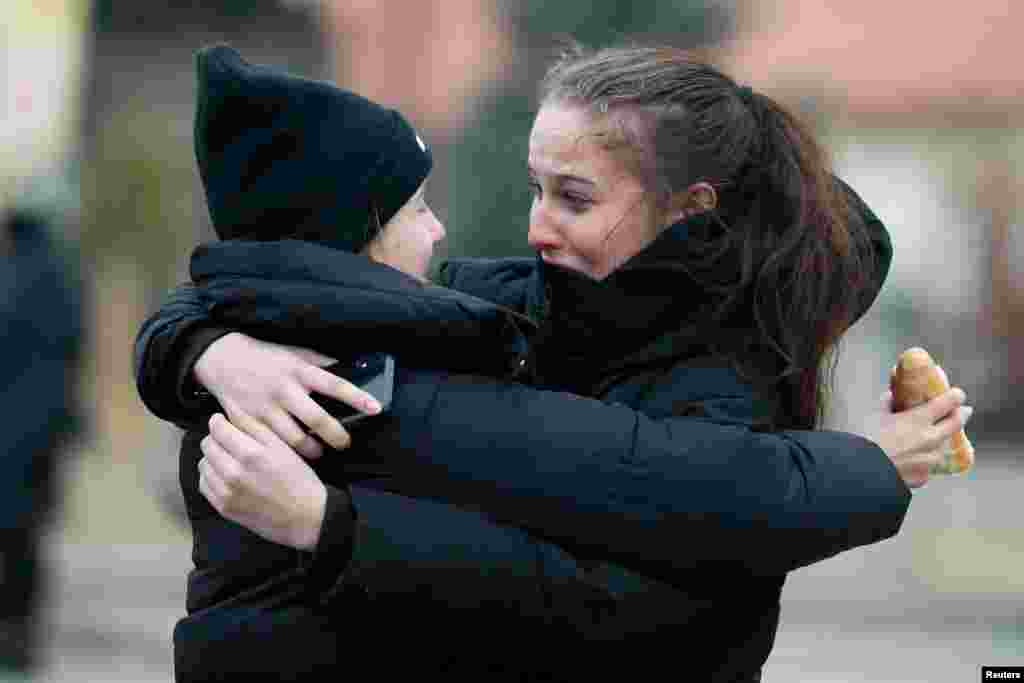 Девочка обнимает эвакуированную из Украины подругу после того, как она прибыла в лагерь для беженцев в польском Пшемысле. 28 февраля 2022.