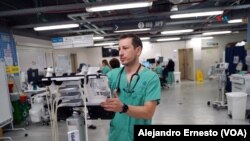 Un enfermero traslada un equipo médico en una de las salas acondicionadas en el área de estacionamiento del hospital Sourasky, en Tel Aviv, el 11 de diciembre de 2023.