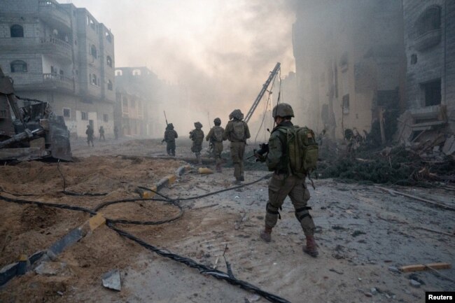 Tentara Israel beroperasi di Jalur Gaza di tengah konflik yang sedang berlangsung antara Israel dan kelompok Islam Palestina Hamas, dalam gambar selebaran yang dirilis pada 21 Januari 2024. (Foto: via Reuters)