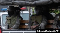  Polícia da República de Moçambique durante manifestações do partido Renamo, em Maputo, a 17 de outubro de 2023. (Alfredo Zuniga / AFP)