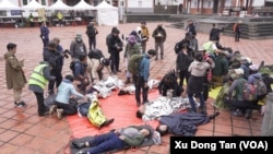 位于台北的民防团体黑熊学院1月27日第三度举行名为“蓝鹊行动”的大型户外演训，以考验台湾人在战灾下的生存力。(美国之音特约摄影谭旭东拍摄)。