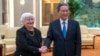 El primer ministro chino, Li Qiang (derecha), estrecha la mano a la secretaria del Tesoro de Estados Unidos, Janet Yellen, durante una reunión en el Gran Salón del Pueblo en Beijing, el 7 de julio de 2023.