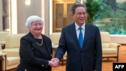 2023年7月7日，中国国务院总理李强在北京人民大会堂与美国财政部长耶伦握手。（法新社照片）
