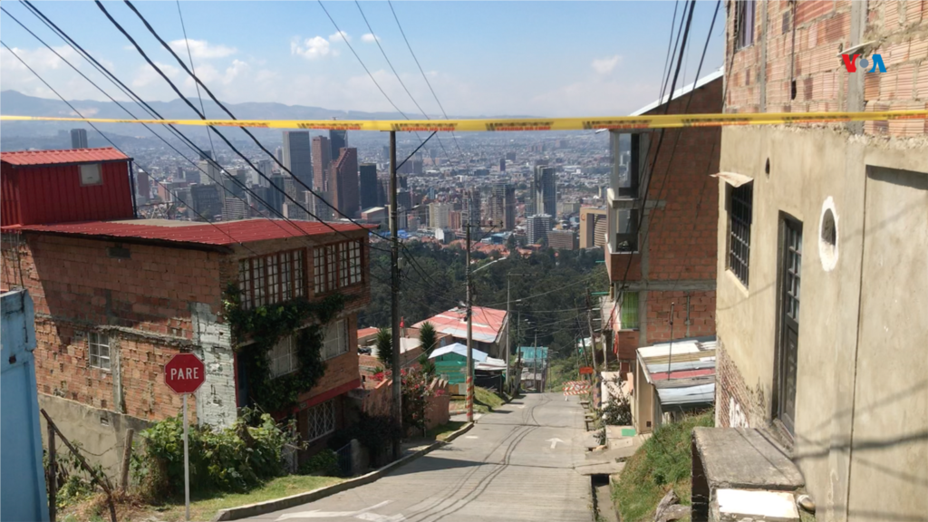 Algunas calles del barrio El Paraíso tienen lazos de seguridad que prohíben el paso a los sectores que se ubican en los cerros de la capital colombiana, como medida de prevención.&nbsp;