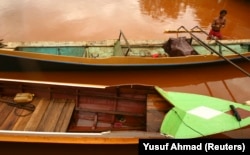 Seorang nelayan menyiapkan perahu kayunya di desa tercemar di Kolaka, Kabupaten Sulawesi Tenggara, 14 April 2011. (Foto: REUTERS/Yusuf Ahmad)