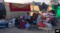 2023年12月4日流離失所的巴勒斯坦人聚集在加沙走廊南部拉法的一個帳篷營地