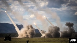 ARCHIVO - Lanzamiento de un misil desde un sistema HIMARS militar estadounidense durante ejercicios militares conjuntos en un campo de tiro en el norte de Australia como parte del ejercicio Talisman Sabre, en Shoalwater Bay, el 22 de julio de 2023.