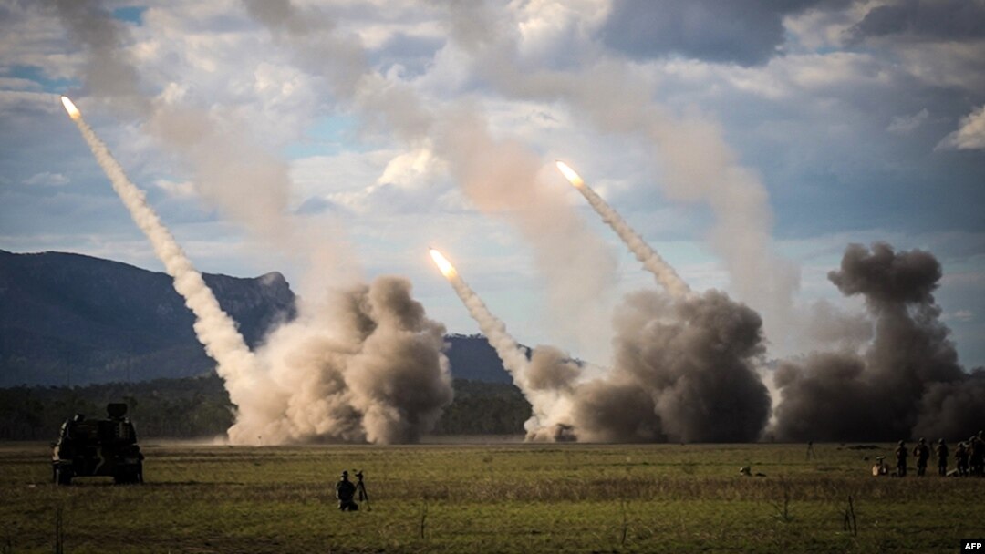 Rakete lansirane iz američkog vojnog HIMARS sistema tokom zajedničkih vojnih vježbi na poligonu u Shoalwater Bayu, Australija, 22. jula 2023. Nova američka vojna pomoć Ukrajini uključivat će artiljerijske metke i municiju za HIMARS na ukrajinskim linijama fronta.
