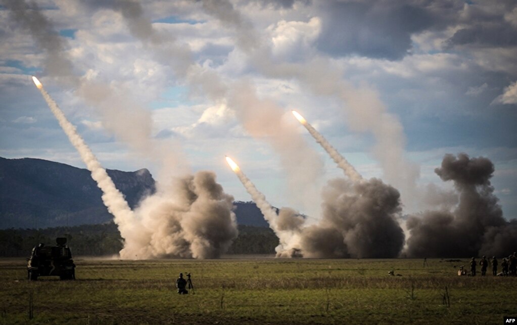 资料照片: 2023年7月22日澳大利亚护身军刀联合军事演习期间美军发射导弹(photo:VOA)