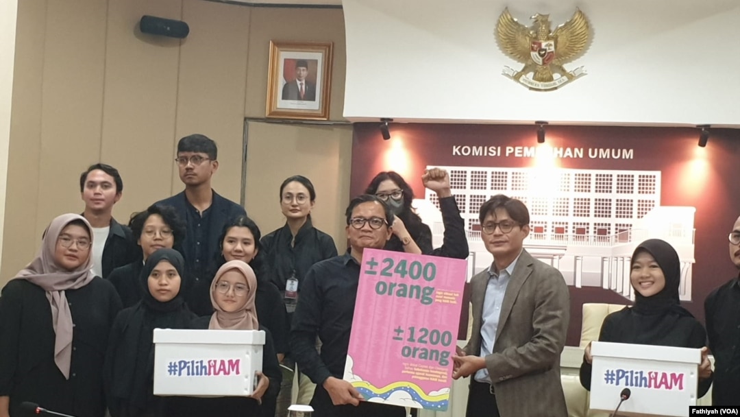 Direktur Eksekutif Amnesty International Indonesia ,Usman Hamid dan Anggota KPU August Mellaz dalam audiensi di kantor KPU, Rabu (6/12). (VOA/FATHIYAH WARDAH)