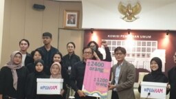 Direktur Eksekutif Amnesty International Indonesia ,Usman Hamid dan Anggota KPU August Mellaz dalam audiensi di kantor KPU, Rabu (6/12). (VOA/FATHIYAH WARDAH)