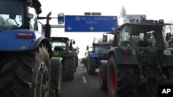 কৃষকরা প্যারিসের উত্তরে চামান্তের কাছে প্রধান বিমানবন্দরগামী একটি হাইওয়েতে ট্রাক্টর চালিয়ে যাচ্ছে। ২৯ জানুয়ারি, ২০২৪।