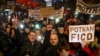 Sejumlah demonstran menggelar aksi protes menentang rencana pemerintah merombak KUHP di Bratislava, Slovakia, pada 18 Januari 2024. (Foto: Reuters/Radovan Stoklasa)