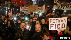 Sejumlah demonstran menggelar aksi protes menentang rencana pemerintah merombak KUHP di Bratislava, Slovakia, pada 18 Januari 2024. (Foto: Reuters/Radovan Stoklasa)