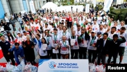 ผู้ร่วมการแข่งขันเก็บขยะ "Spogomi World Cup" ร่วมถ่ายภาพที่กรุงโตเกียว 22 พ.ย. 2023 (รอยเตอร์)