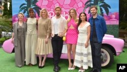 Dari kiri: Kate McKinnon, Issa Rae, Greta Gerwig, Ryan Gosling, Margot Robbie, America Ferrera dan Michael Cera tiba di sesi pemotretan untuk "Barbie" di Four Seasons Hotel, Los Angeles, Minggu, 25 Juni 2023. (Jordan Strauss/Invision/AP)