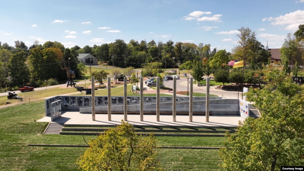 Toàn cảnh Đài Tri Ân trong khuôn viên Công viên Tưởng niệm Cựu chiến binh ở thành phố Jeffersontown ở bang Kentucky, Mỹ. 