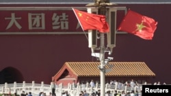 Bendera Vietnam dan China berkibar di depan Gerbang Tiananmen pada upacara penyambutan Presiden Vietnam Tran Dai Quang, di Beijing, China, 11 Mei 2017. (Foto: REUTERS/Jason Lee)