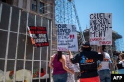 Aksi unjuk rasa di luar gedung Capitol (DPRD) di Austin, Texas, 18 Juli 2023. (Sergio FLORES / AFP)