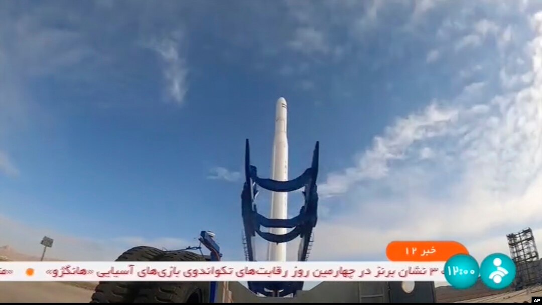 Gambar yang diambil dari video yang ditayangkan oleh televisi pemerintah Iran, Rabu, 27 September 2023, menunjukkan apa yang dikatakan Menteri Komunikasi Iran Isa Zarepour sebagai satelit Noor-3 yang diluncurkan dari lokasi yang dirahasiakan, di Iran. (IRIB via AP)