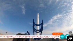 Gambar yang diambil dari video yang ditayangkan oleh televisi pemerintah Iran, Rabu, 27 September 2023, menunjukkan apa yang dikatakan Menteri Komunikasi Iran Isa Zarepour sebagai satelit Noor-3 yang diluncurkan dari lokasi yang dirahasiakan, di Iran. (IRIB via AP)