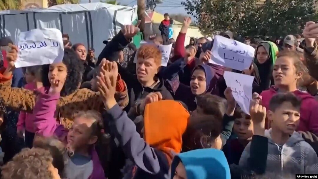 Puluhan pengungsi Palestina di Gaza melakukan unjuk rasa (foto: dok). 