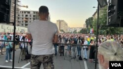 Konferansije protesta, spotski novinar Smiljan Banjac, na improvizovanoj bini ispred Palate pravde, toko skupa Srbija protiv nasilja, u Beogradu, 15. jula 203. (Foto: Glas Amerike/Rade Ranković)