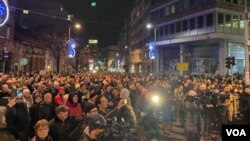 Protest ispred zgrade RTS-a u Takovskoj ulici u Beogradu (foto: Stefan Miljuš)