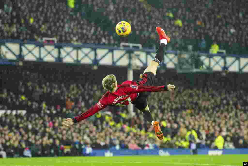 Manchester United&#39;s Alejandro Garnacho scores his side&#39;s first goal during the English Premier League soccer match between Everton and Manchester United, at Goodison Park Stadium, in Liverpool, England.