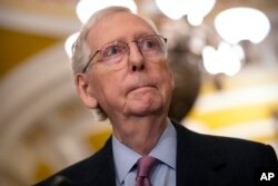 Pemimpin Minoritas Senat Mitch McConnell dari Ky., mendengarkan pertanyaan wartawan saat jumpa pers di Capitol Hill, 27 Februari 2024. (Foto: AP)